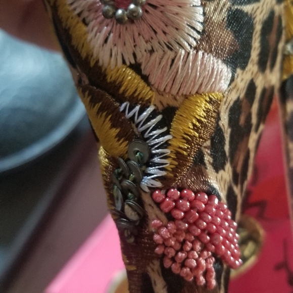 Betsy Johnson embroidered heels - Picture 5 of 10